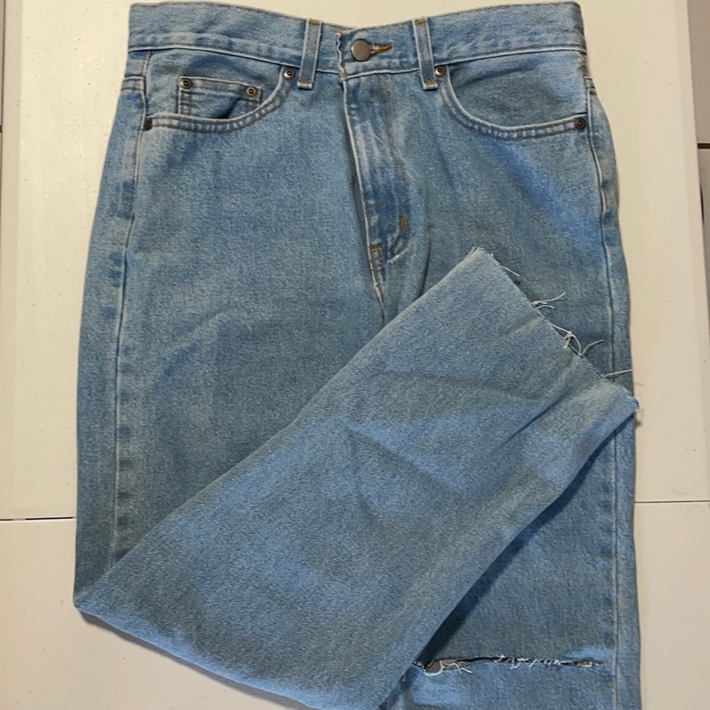 Women’s lightwash ripped knee jeans